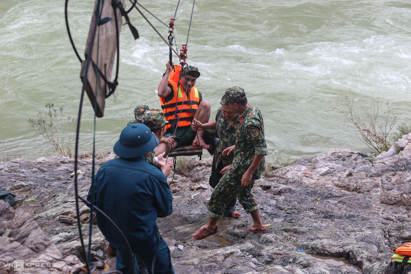 Bộ đội phải dùng ròng rọc đưa người qua sông tìm kiếm nạn nhân Trà Leng mất tích