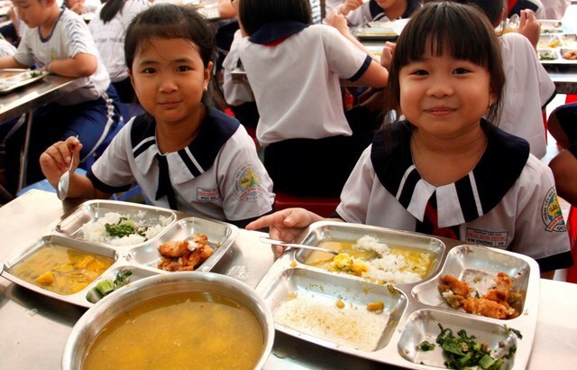 Bữa ăn học đường: Giám sát khó thế sao?