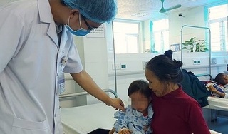 Hạt cườm mắc kẹt trong ống tai bé gái 2 tuổi