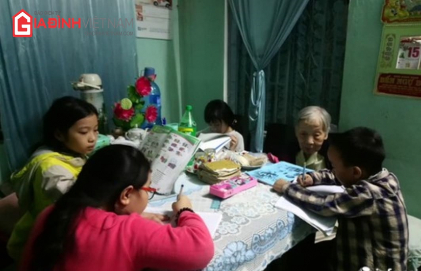 Cụ bà 91 tuổi 20 năm dạy học miễn phí cho học sinh nghèo