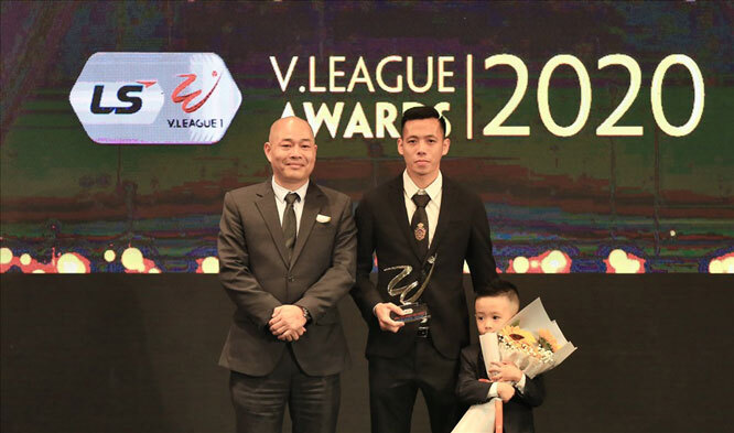 Văn Quyết giành giải thưởng cầu thủ xuất sắc nhất V.League 2020