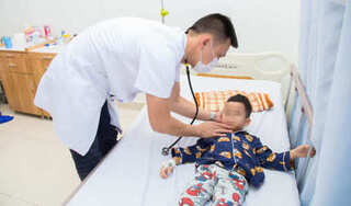 Thấy những triệu chứng này, cha mẹ cần đưa con đi kiểm tra viêm não ngay