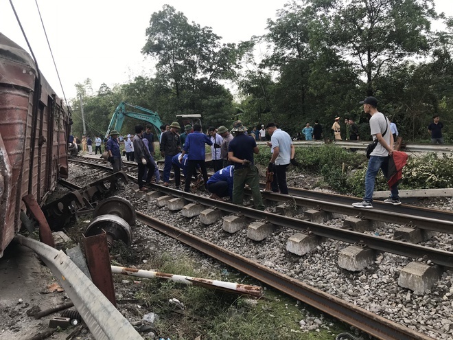 Tàu hỏa trật bánh khỏi đường ray ở Hà Nam, đường sắt bị gián đoạn