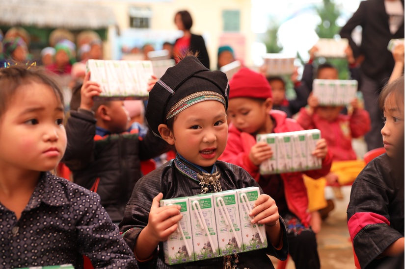 Vinamilk và quỹ sữa vươn cao Việt Nam trao tặng 94.000 ly sữa cho trẻ em khó khăn Hà Giang