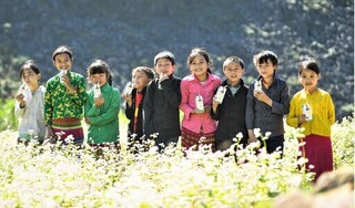 Vinamilk và quỹ sữa vươn cao Việt Nam trao tặng 94.000 ly sữa cho trẻ em khó khăn Hà Giang