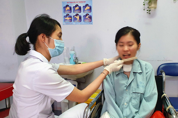 Sau hơn 100 ngày điều trị, cô gái ngộ độc pate Minh Chay xuất viện