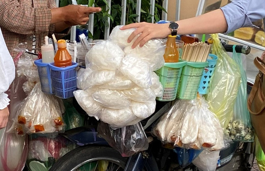 Ăn bánh tráng trộn hàng rong, 6 người ở Đà Nẵng nhập viện cấp cứu