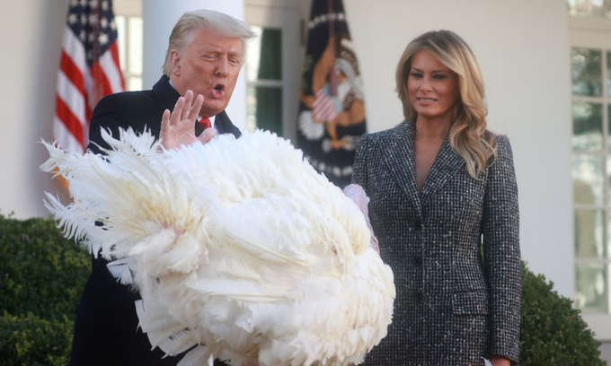 Tổng thống Donald Trump nở nụ cười hiếm hoi làm lễ xá tội gà tây