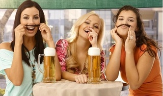 Tại sao phụ nữ nên uống 1 cốc bia mỗi ngày?
