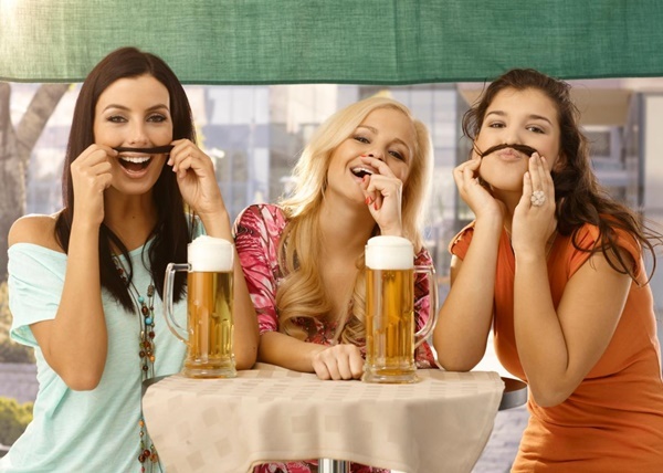 Tại sao phụ nữ nên uống 1 cốc bia mỗi ngày