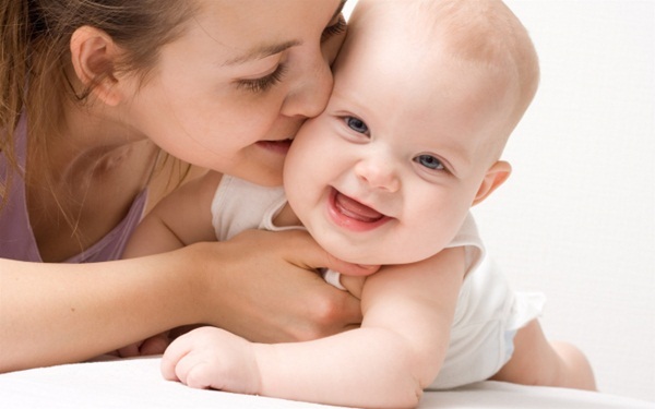 8 điều tuyệt đối không được làm với trẻ sơ sinh