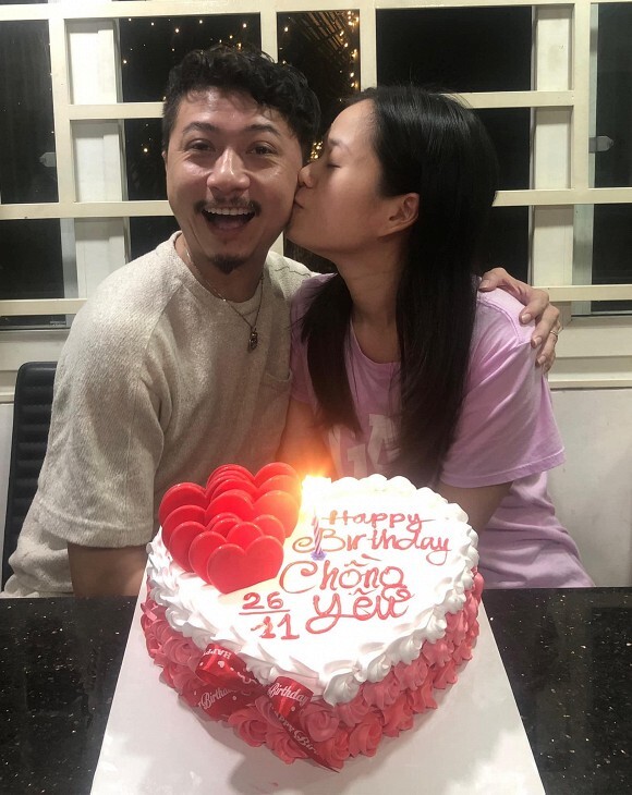 Vợ chồng Lâm Vỹ Dạ - Hứa Minh Đạt trao nhau nụ hôn ngọt ngào trong tiệc sinh nhật 