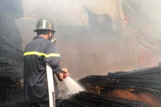 Cháy lớn tại công ty ván ép khiến 800 m2 nhà xưởng đổ sập