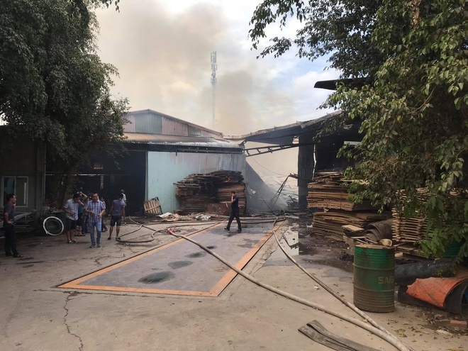 Đám cháy tại công ty ván ép khiến 800 m2 nhà xưởng đổ sập