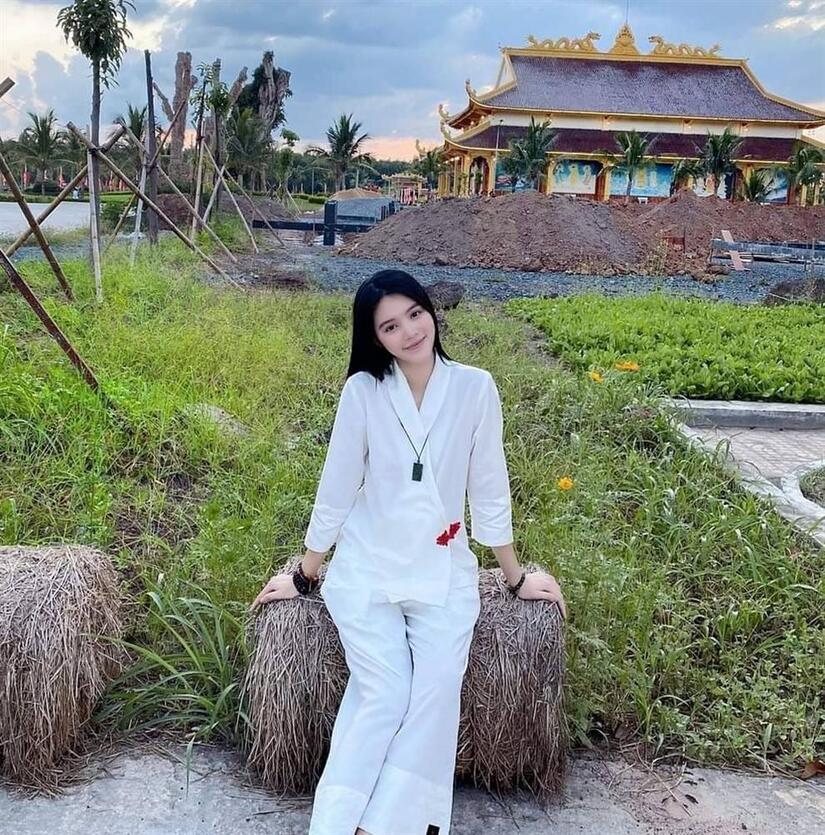 Sau lùm xùm chấn động showbiz, Jolie Nguyễn chuyển sang ăn chay niệm Phật