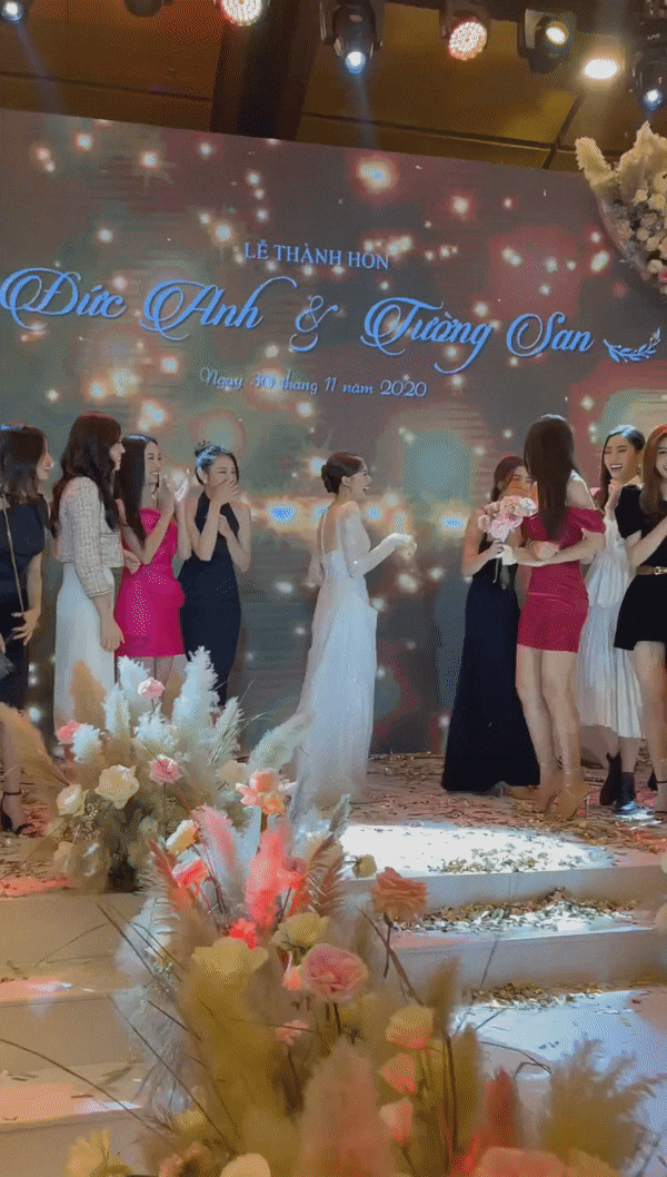 Đỗ Mỹ Linh bất ngờ khi được Tiểu Vy trao lại hoa cưới trong lễ cưới Á hậu Tường San