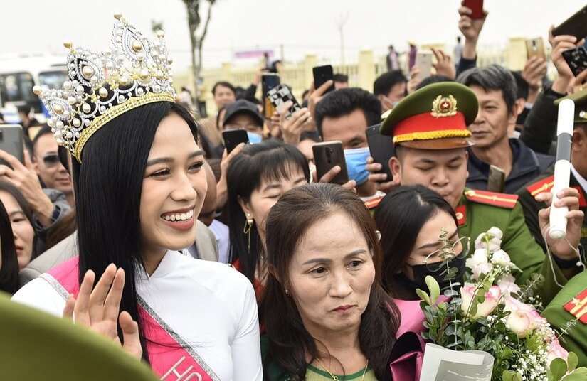 Trang Trần thẳng thắn chỉ ra lý do khiến Hoa hậu Đỗ Thị Hà bớt đẹp khi đi từ thiện