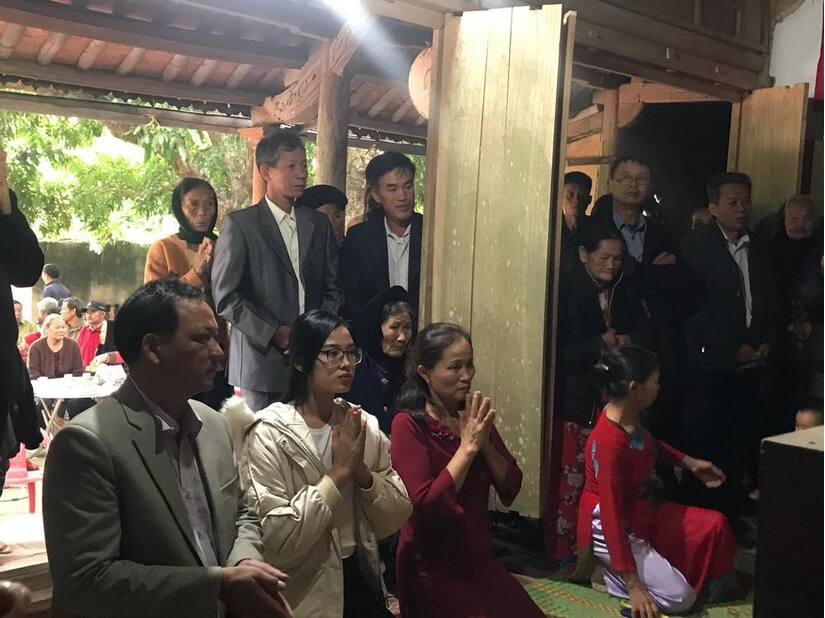 Hoa hậu Đỗ Thị Hà thăm hỏi các gia đình có hoàn cảnh khó khăn sau khi trở về quê hương Thanh Hóa
