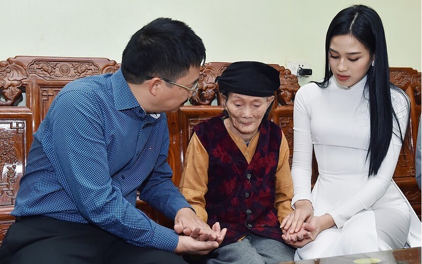 Hoa hậu Đỗ Thị Hà thăm hỏi các gia đình có hoàn cảnh khó khăn sau khi trở về quê hương Thanh Hóa