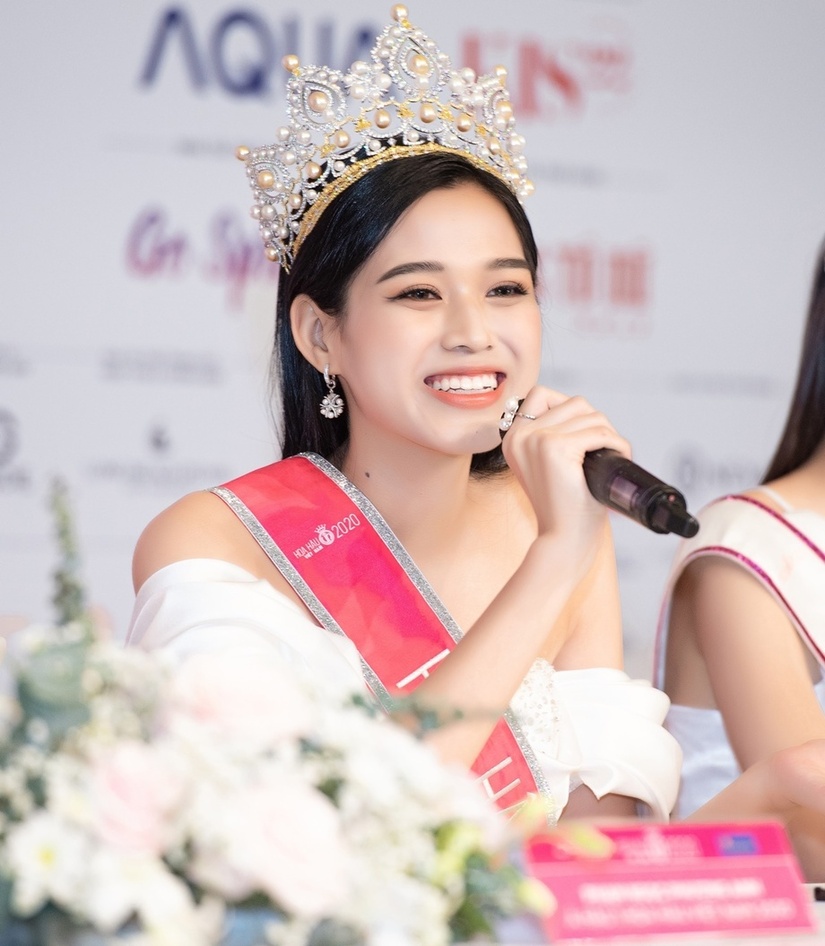 Facebook Hoa hậu Đỗ Thị Hà 'bay màu' vì nghi vấn không follow Jisoo (BLACKPINK)