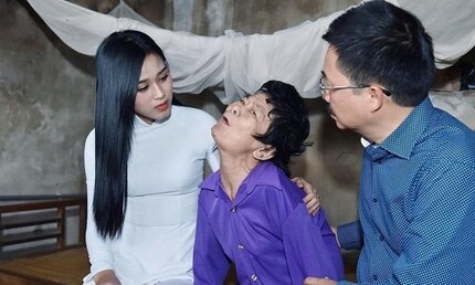 Trang Trần chỉ ra lỗi trang phục của Hoa hậu Đỗ Thị Hà khi đi từ thiện