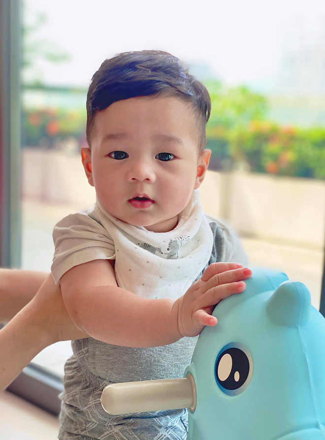 Hoa hậu Đặng Thu Thảo 'khoe' con trai 7 tháng tuổi