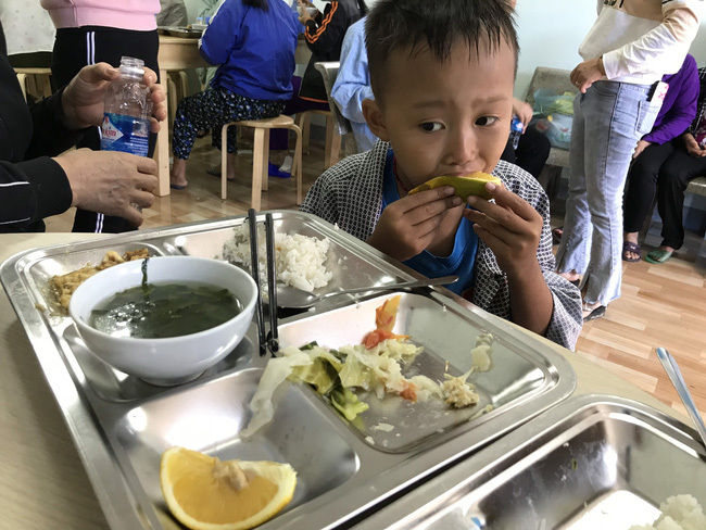 2 quán cơm giá 2.000 đồng có rau, thịt phục vụ bệnh nhân và người nghèo ở Nghệ An
