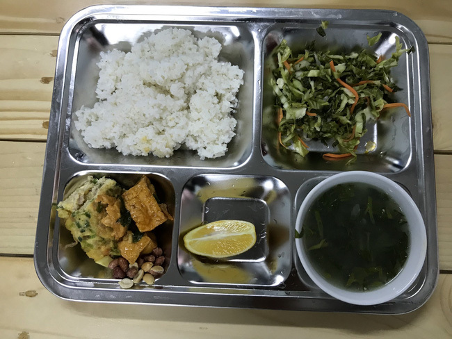 2 quán cơm giá 2.000 đồng có rau, thịt phục vụ bệnh nhân và người nghèo ở Nghệ An