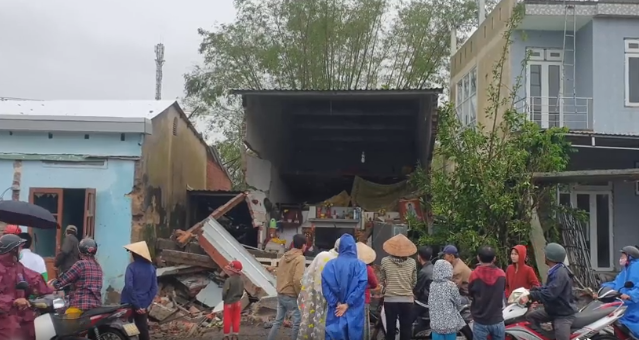 Container tông 7 nhà dân ở Quảng Nam lúc rạng sáng