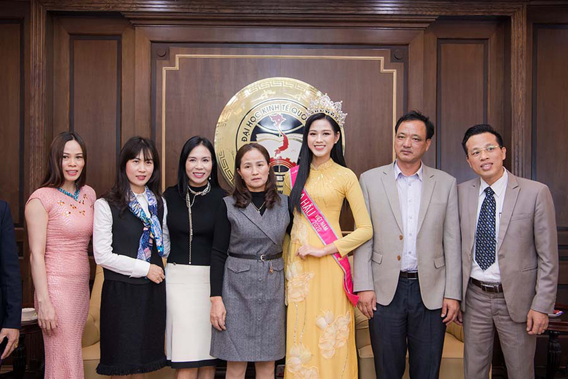 Hoa hậu Đỗ Thị Hà bật khóc trong ngày về thăm trường cùng bố mẹ