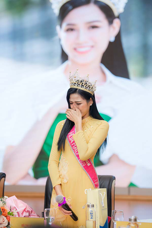 Hoa hậu Đỗ Thị Hà bật khóc trong ngày về thăm trường cùng bố mẹ
