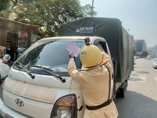 Hà Nội dán thông báo phạt nguội ô tô dừng đỗ sai quy định từ 15/12