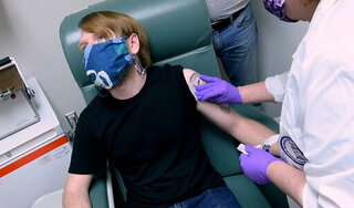 Nhiều tình nguyện viên Mỹ liệt một bên mặt sau khi tiêm vaccine Covid-19