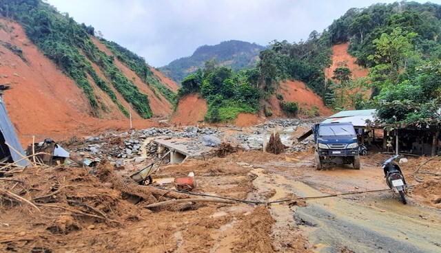 Quảng Nam: Khẩn cấp khôi phục sạt lở đường ở 2 xã cô lập