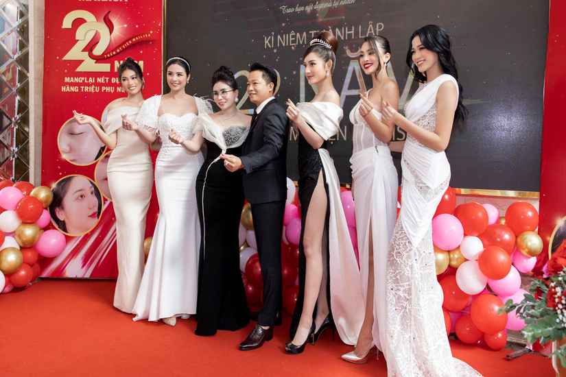 Hoa hậu Đỗ Thị Hà đọ sắc với Trần Tiểu Vy, Thủy Tiên mặc giản dị vẫn xinh đẹp rạng ngời