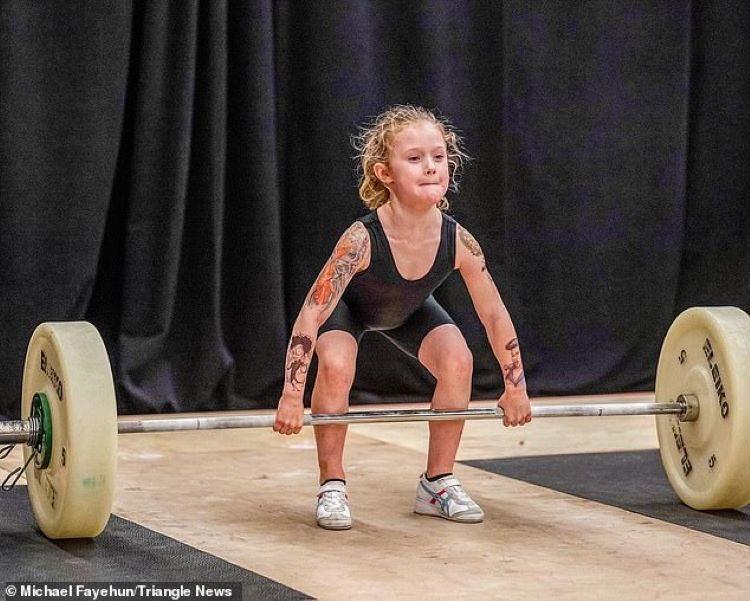 Bé gái 7 tuổi người Canada khỏe nhất thế giới khi nâng tạ 80 kg