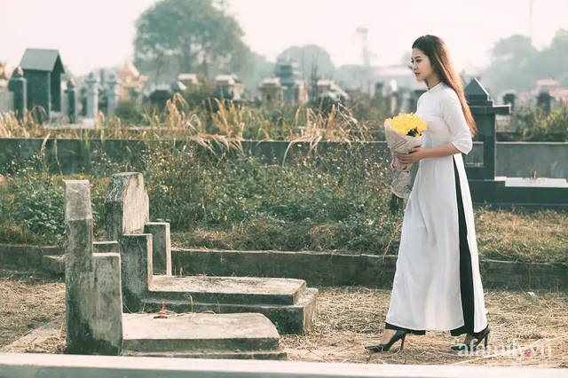 Bộ ảnh cưới kì dị ở nghĩa trang gây tranh cãi mạng xã hội