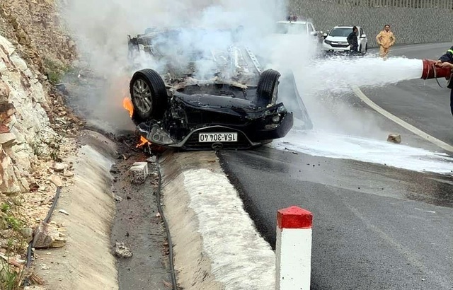 Xe Mazda cháy ngùn ngụt sau cú lật ngửa, tài xế tử vong trong cabin