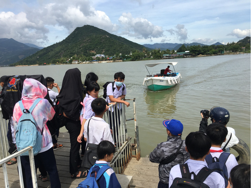 Nha Trang: Cầu gỗ bị cuốn trôi, hơn 200 học sinh xã Vĩnh Ngọc phải tạm đi đò đến trường