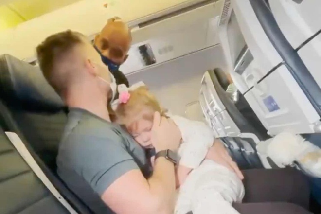 Bị đuổi xuống máy bay vì con gái 2 tuổi không chịu đeo khẩu trang