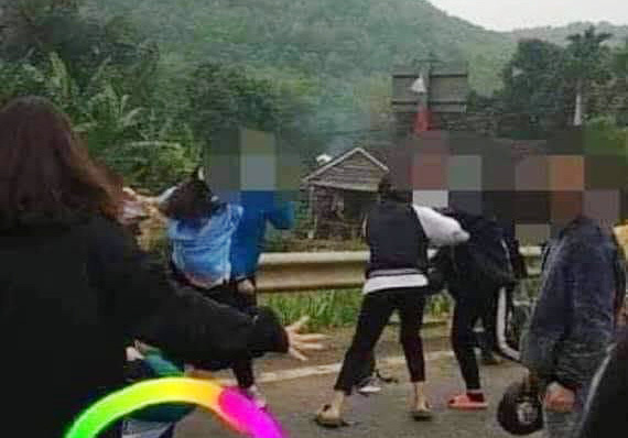 Hai nhóm nữ sinh ở Quảng Bình lao vào hỗn chiến với nhau bằng mũ bảo hiểm