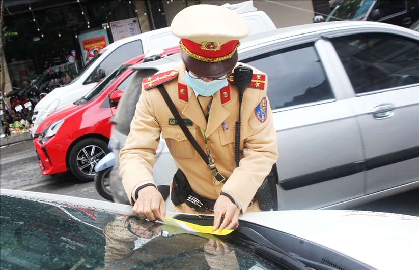 CSGT Hà Nội ngày ra quân phạt 236 vụ dừng đỗ sai qui định