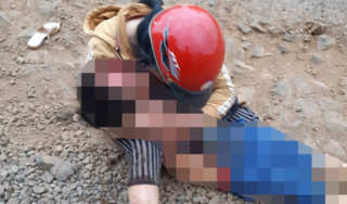 Xót xa hình ảnh mẹ ôm thi thể con trai 6 tuổi gào khóc vì bị xe ben tông tử vong