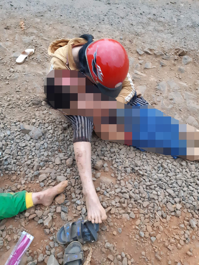Mẹ đau đớn ôm thi thể con trai 6 tuổi vào lòng sau khi bị xe ben tông tử vong