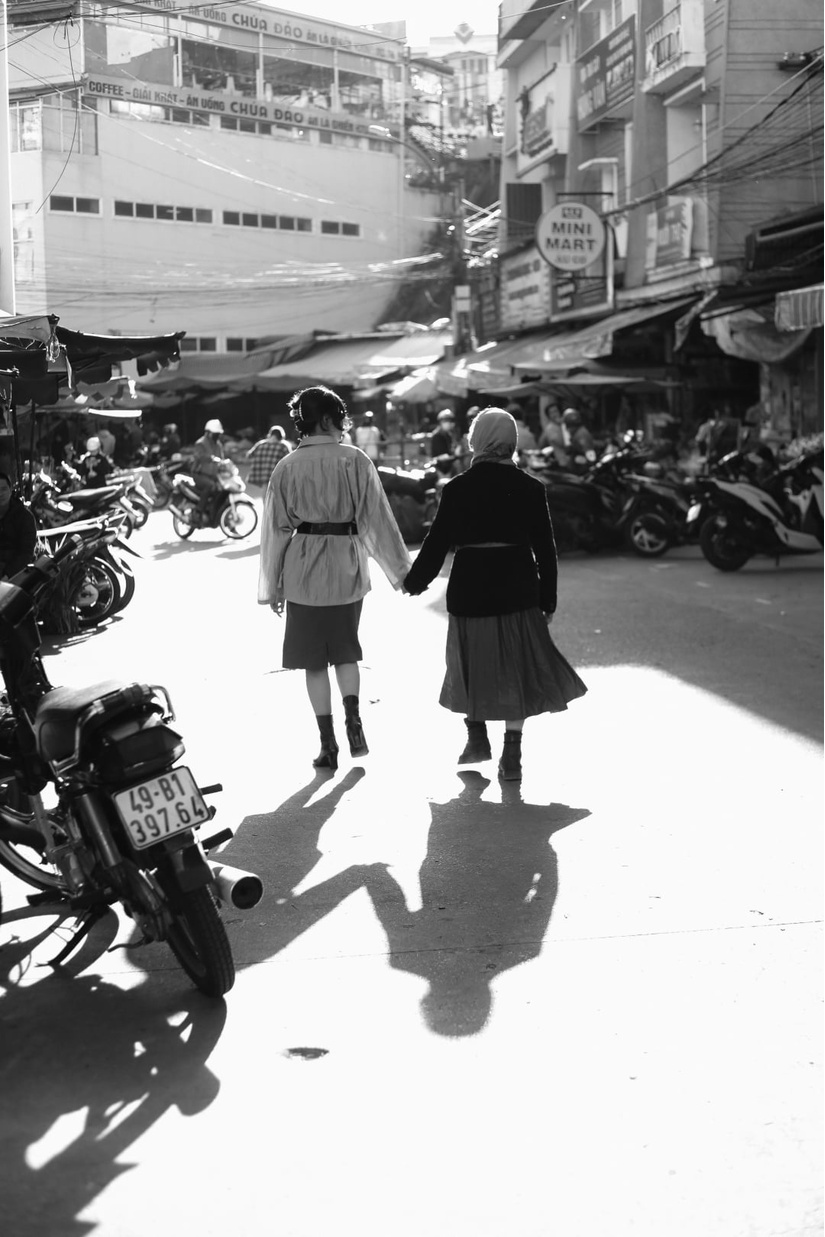 Bộ ảnh chất lừ của bà nội U90 ở Thái Bình và cháu gái tại Đà Lạt
