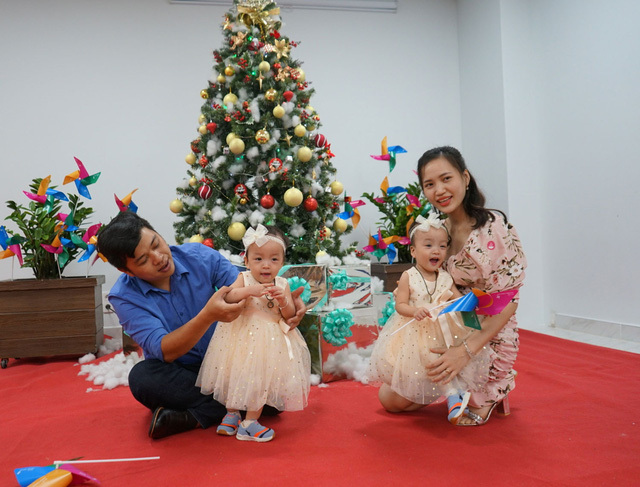 Trúc Nhi - Diệu Nhi xinh xắn, khỏe mạnh đón Giáng sinh tại Bệnh viện Nhi đồng Thành phố