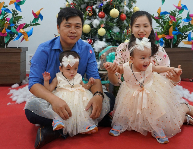 Trúc Nhi - Diệu Nhi xinh xắn, khỏe mạnh đón Giáng sinh tại Bệnh viện Nhi đồng Thành phố