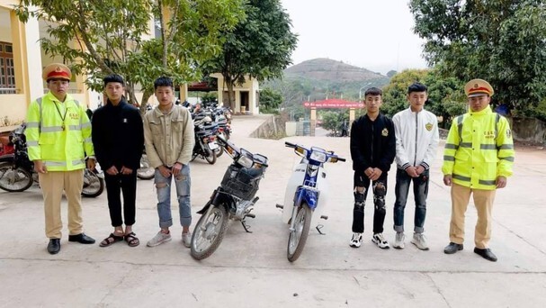 Phạt nhóm thanh niên lái xe máy bằng chân khiến nhiều người khiếp sợ