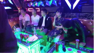Đột kích quán karaoke lúc nửa đêm, phát hiện 16 nam - nữ mở 'tiệc' ma túy