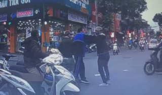 Hai người đàn ông lao vào đánh nhau giữa phố sau va chạm giao thông